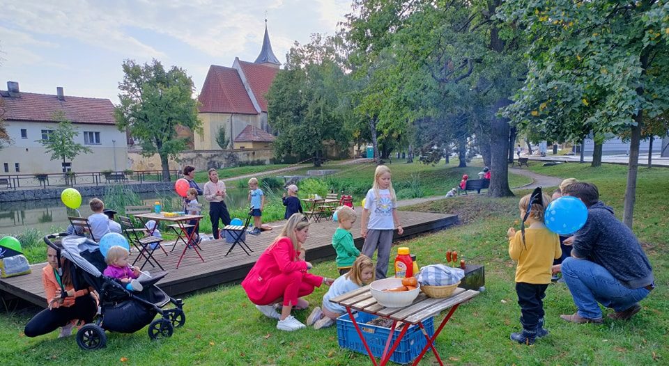 Rodiny a děti na akci Rodinného centra Pecka